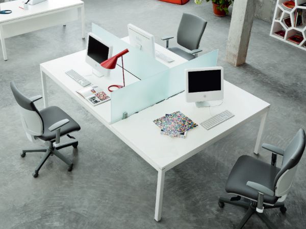 frezza LINK 3er Bench Teamarbeitsplatz mit Screen aus Glas und Kabelwanne