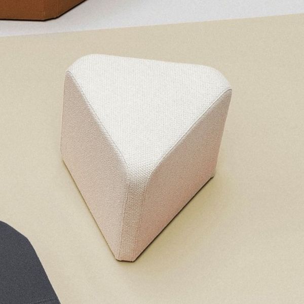 Noti X40 Hocker in Dreieck-Form